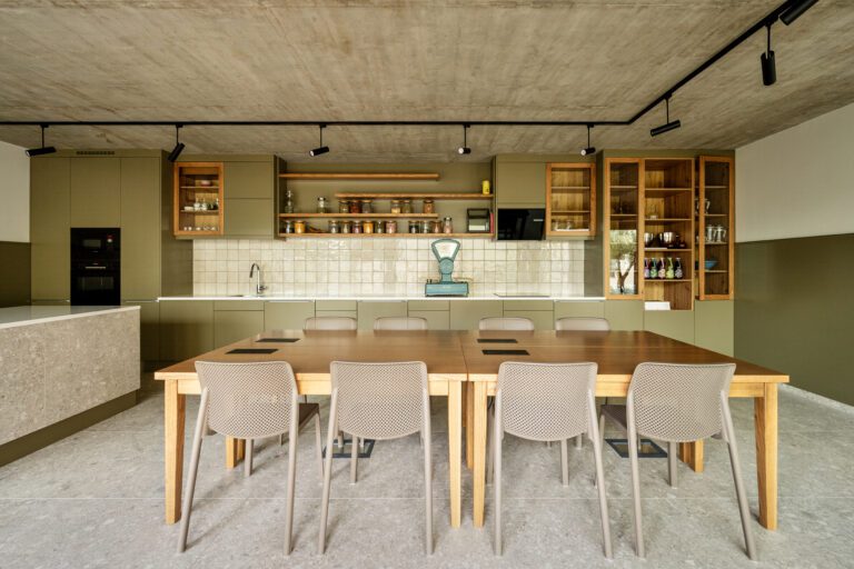 Természetközeli étterem design világos fa bútorokkal és rengeteg zöld növénnyel a Bazsalikomos Kert vendégterében.