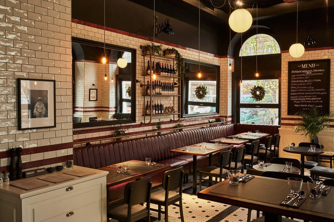 Kifinomult, modern bisztró bútorok és stílusos világítás a Fleischer Restobar vendégterében.