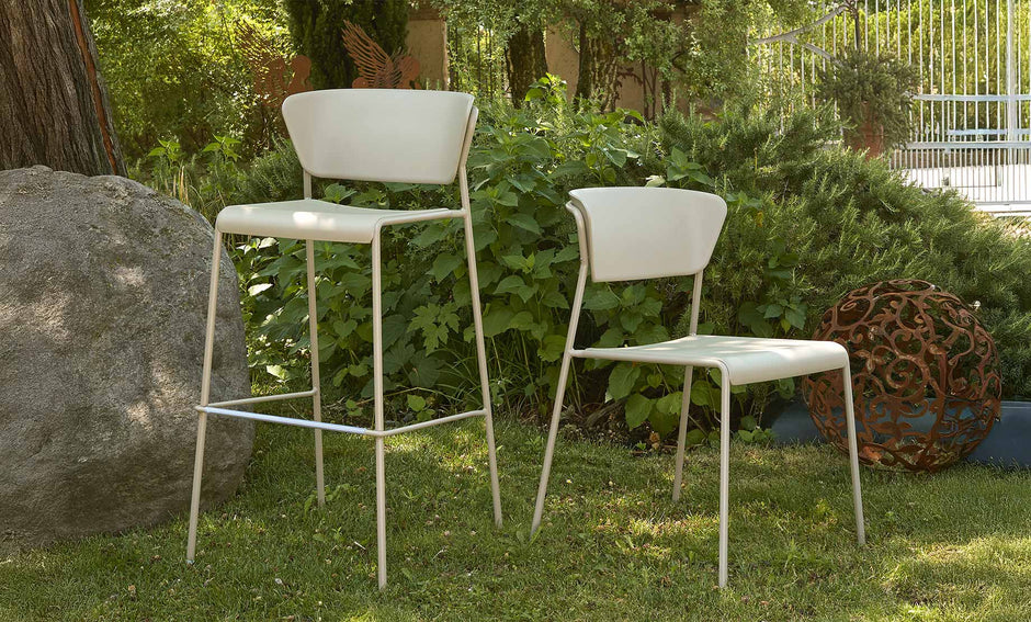 Fenntartható design bútorok egy világos és környezetbarát módon berendezett modern vendégtérben.