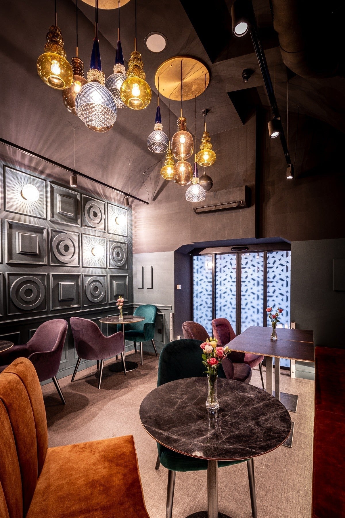 Elegáns sötét tónusú bár bútorok és stílusos berendezés az IKON Piano Bar & Bistro exkluzív belső terében.