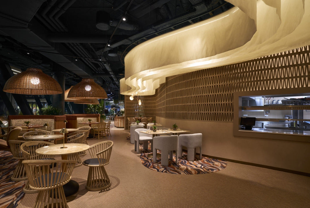 Elegáns, pasztell tónusú modern bisztró bútorok és stílusos világítás a Zazie Bistro & Bar belső terében.